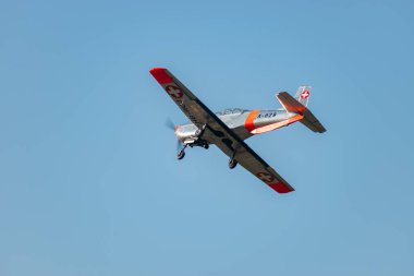 Saint Gallen, Altenrhein, İsviçre, 5 Mart 2025 HB-RCJ Pilatus P-3-05 uçağı 28 numaralı piste yaklaşıyor.