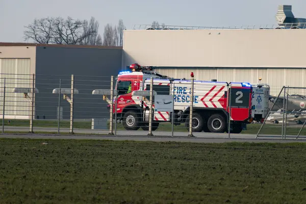 Saint Gallen, Altenrhein, İsviçre, 14 Ocak 2025 Yerel havaalanında itfaiye aracı