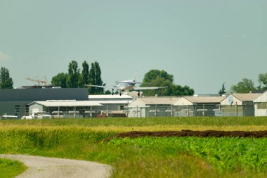 Saint Gallen, Altenrhein, İsviçre, 17 Haziran 2025 HB-PMZ Piper M700 Fury uçağı 28 numaralı piste yaklaşıyor.