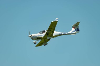 Saint Gallen, Altenrhein, İsviçre, 17 Haziran 2025 HB-SHC Diamond DA40 NG Diamond Star uçağı 28 numaralı piste yaklaşıyor.