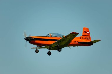 Saint Gallen, Altenrhein, İsviçre, 17 Haziran 2025 T7-FMA Pilatus PC-7 uçağı 28 numaralı piste yaklaşıyor.