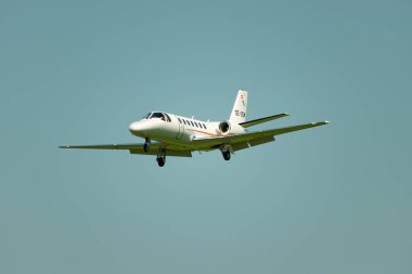 Saint Gallen, Altenrhein, İsviçre, 17 Haziran 2025 OE-GDM Cessna Citation Encore + uçak pistine yaklaşıyor.