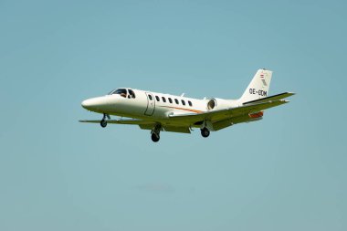 Saint Gallen, Altenrhein, İsviçre, 17 Haziran 2025 OE-GDM Cessna Citation Encore + uçak pistine yaklaşıyor.