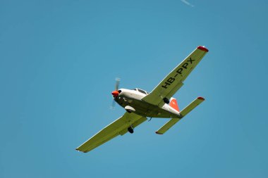 Saint Gallen, Altenrhein, İsviçre, 17 Haziran 2025 HB-PPX Piper Archer II uçağı 28 numaralı piste yaklaşıyor.