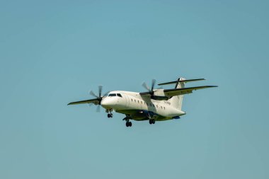 Saint Gallen, Altenrhein, İsviçre, 17 Haziran 2025 D-CPWF Dornier 328-110 uçağı 28 numaralı piste yaklaşıyor.