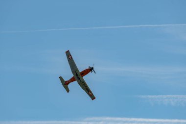 Ren Vadisi, Saint Gallen, İsviçre, 30 Mayıs 2025 T7-FMA Pilatus PC-7 pervaneli uçak Hoher Kasten Dağı 'nın tepesinden görülen bir hava gösterisinde sahne alıyor.