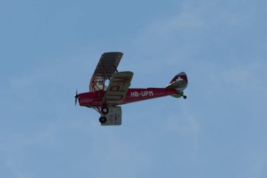 Ren Vadisi, Saint Gallen, İsviçre, 30 Mayıs 2025 HB-UPM De Havilland DH-82 Tiger Moth pervane uçağı Hoher Kasten Dağı 'nın tepesinden görülen bir hava gösterisinde sahne alıyor.