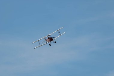 Ren Vadisi, Saint Gallen, İsviçre, 30 Mayıs 2025 HB-UPM De Havilland DH-82 Tiger Moth pervane uçağı Hoher Kasten Dağı 'nın tepesinden görülen bir hava gösterisinde sahne alıyor.