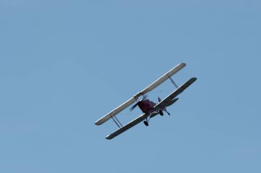 Ren Vadisi, Saint Gallen, İsviçre, 30 Mayıs 2025 HB-UPM De Havilland DH-82 Tiger Moth pervane uçağı Hoher Kasten Dağı 'nın tepesinden görülen bir hava gösterisinde sahne alıyor.