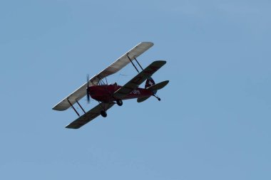 Ren Vadisi, Saint Gallen, İsviçre, 30 Mayıs 2025 HB-UPM De Havilland DH-82 Tiger Moth pervane uçağı Hoher Kasten Dağı 'nın tepesinden görülen bir hava gösterisinde sahne alıyor.