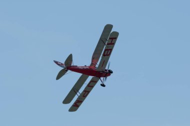 Ren Vadisi, Saint Gallen, İsviçre, 30 Mayıs 2025 HB-UPM De Havilland DH-82 Tiger Moth pervane uçağı Hoher Kasten Dağı 'nın tepesinden görülen bir hava gösterisinde sahne alıyor.