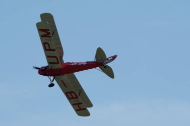 Ren Vadisi, Saint Gallen, İsviçre, 30 Mayıs 2025 HB-UPM De Havilland DH-82 Tiger Moth pervane uçağı Hoher Kasten Dağı 'nın tepesinden görülen bir hava gösterisinde sahne alıyor.