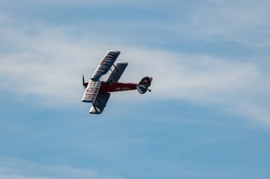 Ren Vadisi, Saint Gallen, İsviçre, 30 Mayıs 2025 HB-UPM De Havilland DH-82 Tiger Moth pervane uçağı Hoher Kasten Dağı 'nın tepesinden görülen bir hava gösterisinde sahne alıyor.