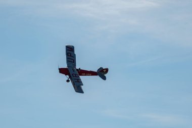 Ren Vadisi, Saint Gallen, İsviçre, 30 Mayıs 2025 HB-UPM De Havilland DH-82 Tiger Moth pervane uçağı Hoher Kasten Dağı 'nın tepesinden görülen bir hava gösterisinde sahne alıyor.