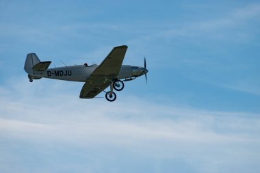 Ren Vadisi, Saint Gallen, İsviçre, 30 Mayıs 2025 D-MDJU Junkers A50 Junior pervane uçağı Hoher Kasten Dağı 'nın tepesinden görülen bir hava gösterisinde sahne alıyor.