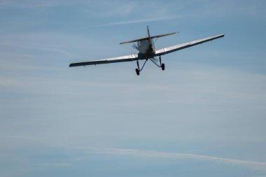 Ren Vadisi, Saint Gallen, İsviçre, 30 Mayıs 2025 Junkers F-13 pervaneli uçak Hoher Kasten Dağı 'nın tepesinden görülen bir hava gösterisinde sahne alıyor.