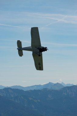 Ren Vadisi, Saint Gallen, İsviçre, 30 Mayıs 2025 Junkers F-13 pervaneli uçak Hoher Kasten Dağı 'nın tepesinden görülen bir hava gösterisinde sahne alıyor.