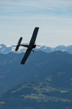 Ren Vadisi, Saint Gallen, İsviçre, 30 Mayıs 2025 Junkers F-13 pervaneli uçak Hoher Kasten Dağı 'nın tepesinden görülen bir hava gösterisinde sahne alıyor.