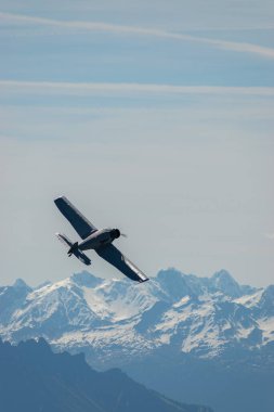 Ren Vadisi, Saint Gallen, İsviçre, 30 Mayıs 2025 Junkers F-13 pervaneli uçak Hoher Kasten Dağı 'nın tepesinden görülen bir hava gösterisinde sahne alıyor.