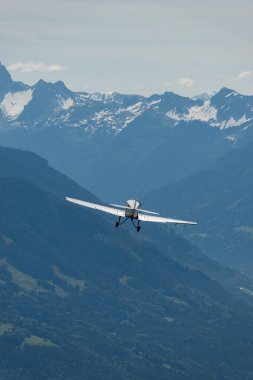 Ren Vadisi, Saint Gallen, İsviçre, 30 Mayıs 2025 Junkers F-13 pervaneli uçak Hoher Kasten Dağı 'nın tepesinden görülen bir hava gösterisinde sahne alıyor.