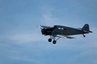 Ren Vadisi, Saint Gallen, İsviçre, 30 Mayıs 2025 Junkers F-13 pervaneli uçak Hoher Kasten Dağı 'nın tepesinden görülen bir hava gösterisinde sahne alıyor.