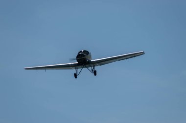 Ren Vadisi, Saint Gallen, İsviçre, 30 Mayıs 2025 Junkers F-13 pervaneli uçak Hoher Kasten Dağı 'nın tepesinden görülen bir hava gösterisinde sahne alıyor.