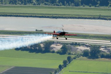 Ren Vadisi, Saint Gallen, İsviçre, 30 Mayıs 2025 HB-MAA Xtreme Air XA42 pervaneli uçak Hoher Kasten Dağı 'nın tepesinden görülen bir hava gösterisinde sahne alıyor.