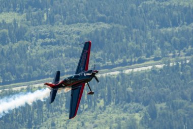Ren Vadisi, Saint Gallen, İsviçre, 30 Mayıs 2025 HB-MAA Xtreme Air XA42 pervaneli uçak Hoher Kasten Dağı 'nın tepesinden görülen bir hava gösterisinde sahne alıyor.