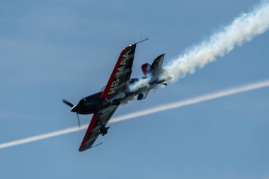 Ren Vadisi, Saint Gallen, İsviçre, 30 Mayıs 2025 HB-MAA Xtreme Air XA42 pervaneli uçak Hoher Kasten Dağı 'nın tepesinden görülen bir hava gösterisinde sahne alıyor.