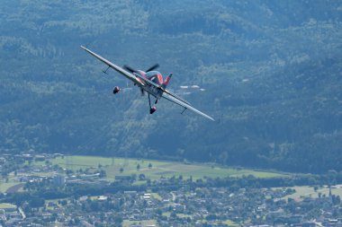 Ren Vadisi, Saint Gallen, İsviçre, 30 Mayıs 2025 HB-MAA Xtreme Air XA42 pervaneli uçak Hoher Kasten Dağı 'nın tepesinden görülen bir hava gösterisinde sahne alıyor.