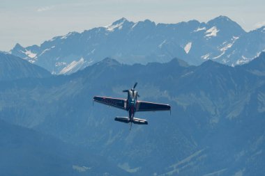 Ren Vadisi, Saint Gallen, İsviçre, 30 Mayıs 2025 HB-MAA Xtreme Air XA42 pervaneli uçak Hoher Kasten Dağı 'nın tepesinden görülen bir hava gösterisinde sahne alıyor.