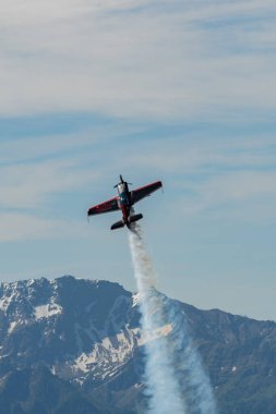 Ren Vadisi, Saint Gallen, İsviçre, 30 Mayıs 2025 HB-MAA Xtreme Air XA42 pervaneli uçak Hoher Kasten Dağı 'nın tepesinden görülen bir hava gösterisinde sahne alıyor.