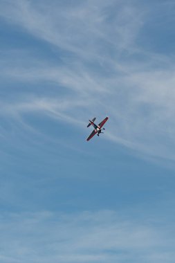 Ren Vadisi, Saint Gallen, İsviçre, 30 Mayıs 2025 HB-MAA Xtreme Air XA42 pervaneli uçak Hoher Kasten Dağı 'nın tepesinden görülen bir hava gösterisinde sahne alıyor.