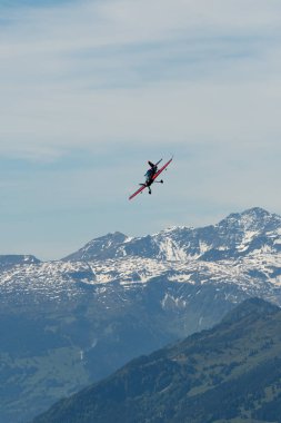 Ren Vadisi, Saint Gallen, İsviçre, 30 Mayıs 2025 HB-MAA Xtreme Air XA42 pervaneli uçak Hoher Kasten Dağı 'nın tepesinden görülen bir hava gösterisinde sahne alıyor.