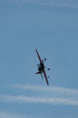 Ren Vadisi, Saint Gallen, İsviçre, 30 Mayıs 2025 HB-MAA Xtreme Air XA42 pervaneli uçak Hoher Kasten Dağı 'nın tepesinden görülen bir hava gösterisinde sahne alıyor.