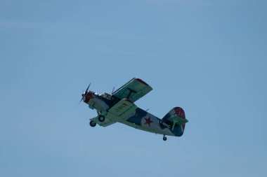 Ren Vadisi, Saint Gallen, İsviçre, 30 Mayıs 2025 LY-MHC Antonov An-2 pervane uçağı Hoher Kasten Dağı 'nın tepesinden görülen bir hava gösterisinde sahne alıyor.