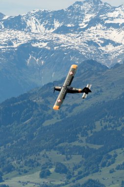 Ren Vadisi, Saint Gallen, İsviçre, 30 Mayıs 2025 HB-HKD Dornier Do 27 numaralı pervane gösterisi sırasında Hoher Kasten Dağı 'nın tepesinden görüldü.