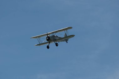 Ren Vadisi, Saint Gallen, İsviçre, 30 Mayıs 2025 HB-RBG Boeing Stearman Model 75 pervaneli uçak Hoher Kasten Dağı 'nın tepesinden görülen bir hava gösterisi sırasında sahneliyor.