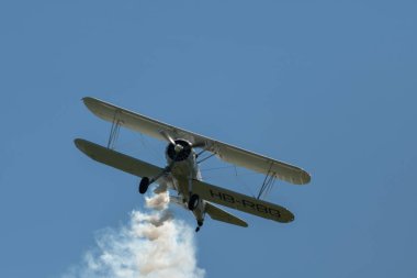 Ren Vadisi, Saint Gallen, İsviçre, 30 Mayıs 2025 HB-RBG Boeing Stearman Model 75 pervaneli uçak Hoher Kasten Dağı 'nın tepesinden görülen bir hava gösterisi sırasında sahneliyor.