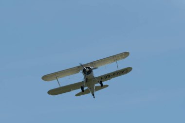 Ren Vadisi, Saint Gallen, İsviçre, 30 Mayıs 2025 HB-RBG Boeing Stearman Model 75 pervaneli uçak Hoher Kasten Dağı 'nın tepesinden görülen bir hava gösterisi sırasında sahneliyor.