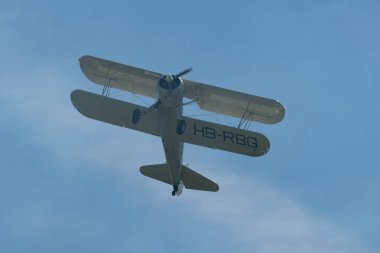 Ren Vadisi, Saint Gallen, İsviçre, 30 Mayıs 2025 HB-RBG Boeing Stearman Model 75 pervaneli uçak Hoher Kasten Dağı 'nın tepesinden görülen bir hava gösterisi sırasında sahneliyor.