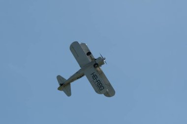 Ren Vadisi, Saint Gallen, İsviçre, 30 Mayıs 2025 HB-RBG Boeing Stearman Model 75 pervaneli uçak Hoher Kasten Dağı 'nın tepesinden görülen bir hava gösterisi sırasında sahneliyor.