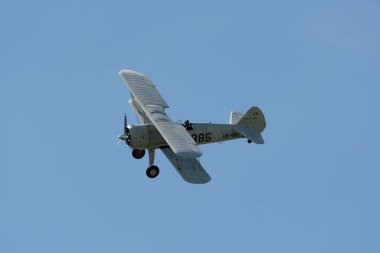Ren Vadisi, Saint Gallen, İsviçre, 30 Mayıs 2025 HB-RBG Boeing Stearman Model 75 pervaneli uçak Hoher Kasten Dağı 'nın tepesinden görülen bir hava gösterisi sırasında sahneliyor.
