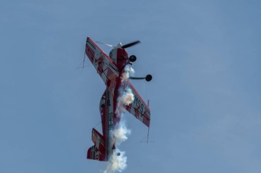 Ren Vadisi, Saint Gallen, İsviçre, 30 Mayıs 2025 HB-MSS Sukhoi Su-26M pervane uçağı Hoher Kasten Dağı 'nın tepesinden görülen bir hava gösterisinde sahne alıyor.