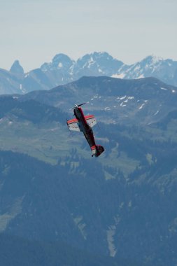 Ren Vadisi, Saint Gallen, İsviçre, 30 Mayıs 2025 HB-MSS Sukhoi Su-26M pervane uçağı Hoher Kasten Dağı 'nın tepesinden görülen bir hava gösterisinde sahne alıyor.