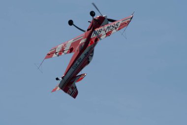 Ren Vadisi, Saint Gallen, İsviçre, 30 Mayıs 2025 HB-MSS Sukhoi Su-26M pervane uçağı Hoher Kasten Dağı 'nın tepesinden görülen bir hava gösterisinde sahne alıyor.