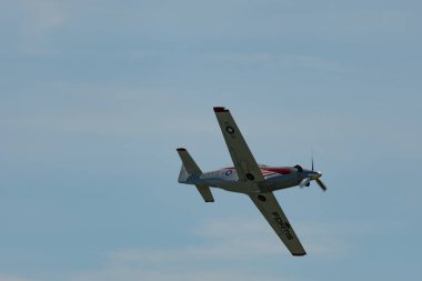 Ren Vadisi, Saint Gallen, İsviçre, 30 Mayıs 2025 N3YZ Türbin Efsane pervane uçağı Hoher Kasten Dağı 'nın tepesinden görülen bir hava gösterisinde sahne alıyor.