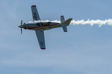 Ren Vadisi, Saint Gallen, İsviçre, 30 Mayıs 2025 N3YZ Türbin Efsane pervane uçağı Hoher Kasten Dağı 'nın tepesinden görülen bir hava gösterisinde sahne alıyor.