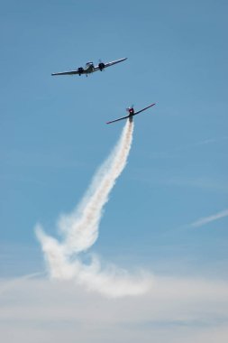 Ren Vadisi, Saint Gallen, İsviçre, 30 Mayıs 2025 Pilatus P-3-05 ve Lockheed Model 12A Electra Junior pervane uçakları Hoher Kasten Dağı 'nın tepesinden görülen bir hava gösterisinde gösteri yapıyorlar.