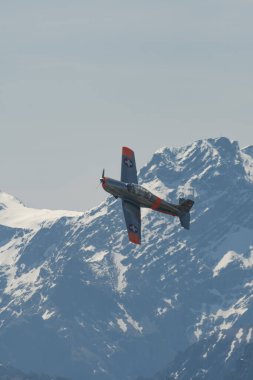 Ren Vadisi, Saint Gallen, İsviçre, 30 Mayıs 2025 HB-RCJ Pilatus P-3-05 pervaneli uçak Hoher Kasten Dağı 'nın tepesinden görülen bir hava gösterisinde sahne alıyor.